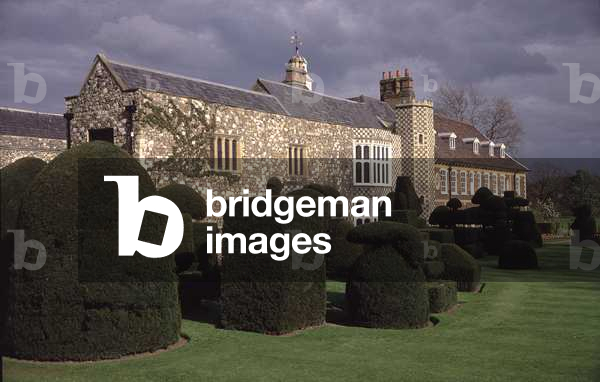 Topiary Garden and house exterior (photo)