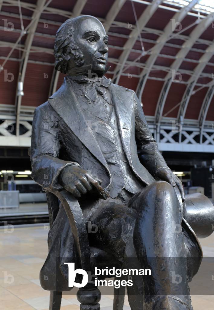 Paddington Station, bronze statue by John Doubleday (photo)