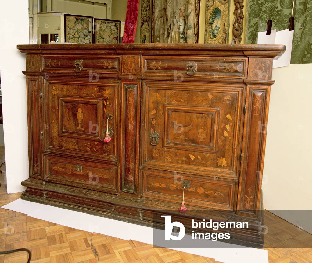 Armadio ecclesiastico fiorentino, ca. 1600 (noce con intarsio)