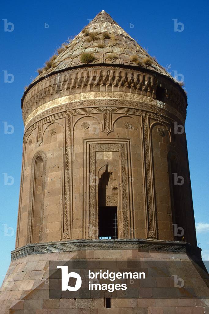 A tower tomb in the Seljuk cemetery (photo)