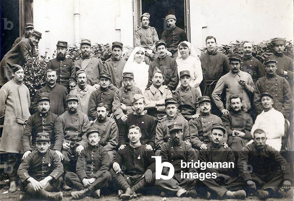 Group of soldiers with nurses, Vichy, 7th April 1914 (photo)