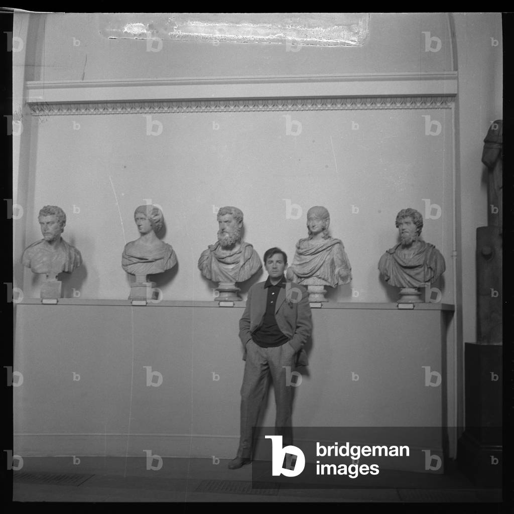 Michael Wishart at British Museum, portrait of bohemian painter and Soho habitue, British Museum, London, UK, mid 1950's (b/w photo)