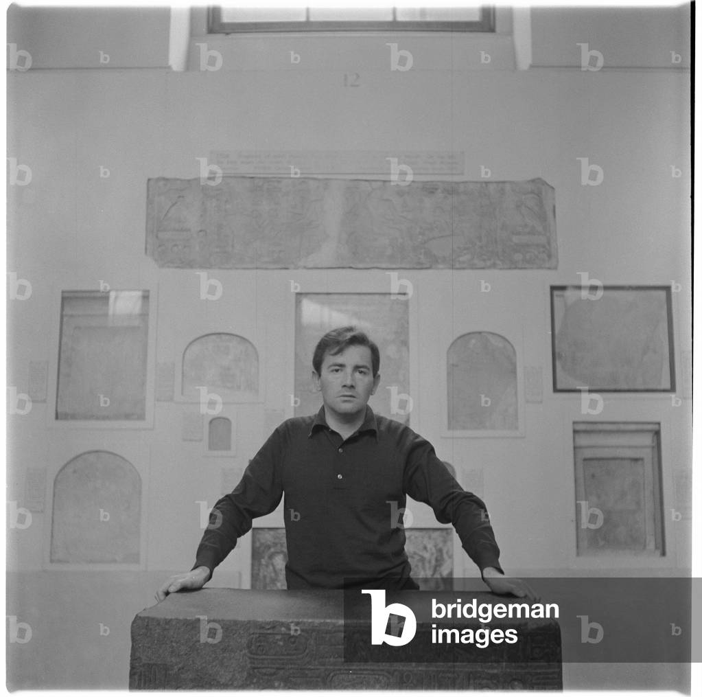 Michael Wishart at British Museum, portrait of bohemian painter and Soho habitue, British Museum, London, UK, mid 1950's (b/w photo)