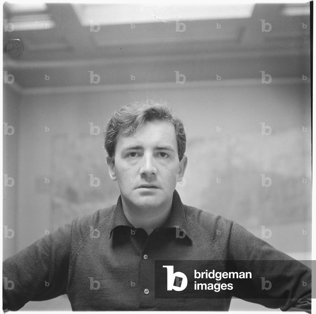 Michael Wishart at British Museum, portrait of bohemian painter and Soho habitue, British Museum, London, UK, mid 1950's (b/w photo)