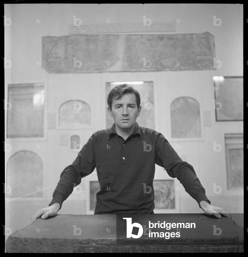 Michael Wishart at British Museum, portrait of bohemian painter and Soho habitue, British Museum, London, UK, mid 1950's (b/w photo)
