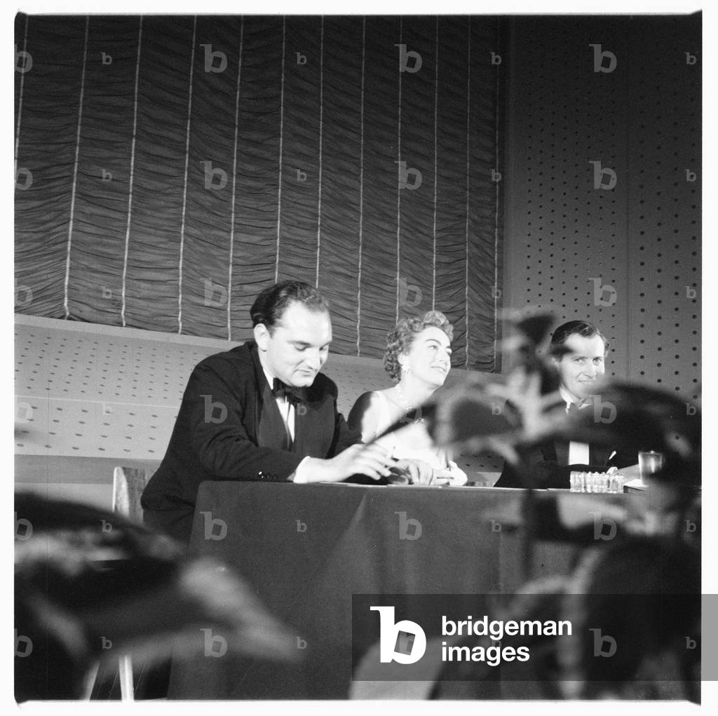Joan Crawford (actress), portrait of Hollywood actress Joan Crawford at a press conference, London, UK, mid 1950's (b/w photo)