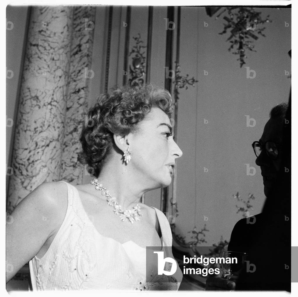 Joan Crawford (actress), portrait of Hollywood actress Joan Crawford at a press conference, London, UK, mid 1950's (b/w photo)