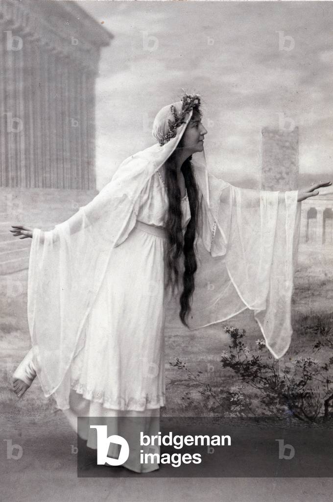 Lea Pirou in 1910. Portrait of a woman at the time of antiquity (ancient greece). Photograph by Paul Nadar (1856-1939), 1910. Dim: 19x27cm.