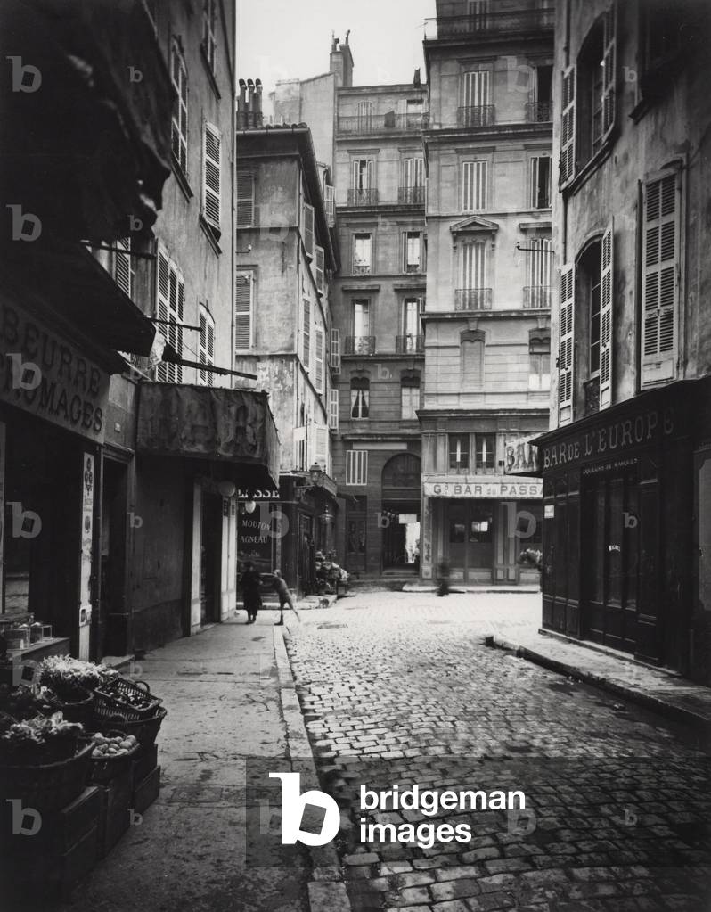 Place des Templars and passage to Marseille, Bouches-du-Rhone (Bouches du Rhone), Provence-Alpes-Cote d'Azur (Provence Alpes Cote d'Azur), France. Photography. Municipal library of Marseille. INV B 2325