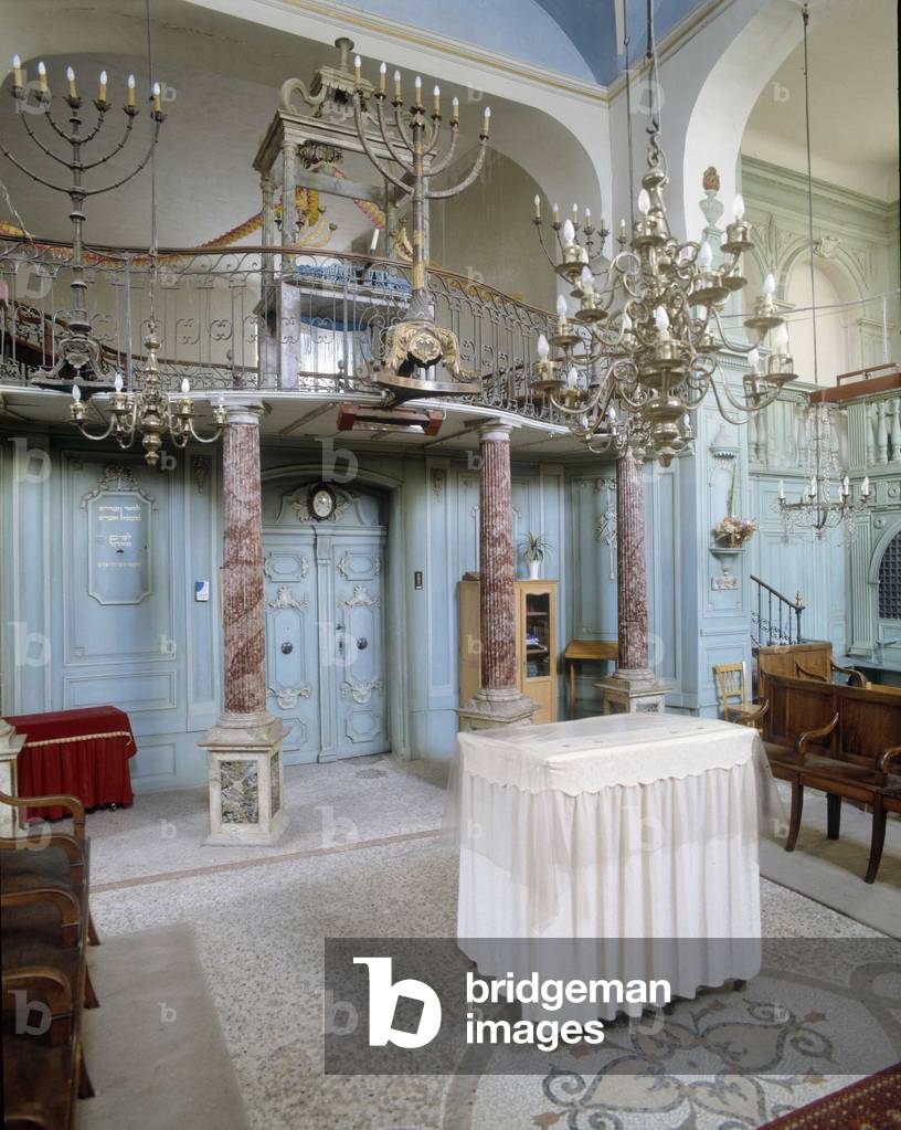Judaism: view of the gallery and entrance of the synagogue of Carpentras, 18th century