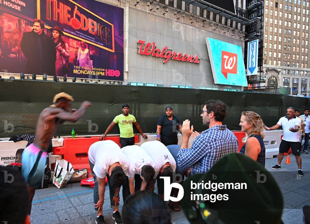 Street acrobats
, Times Square, New York City, United States (photo)