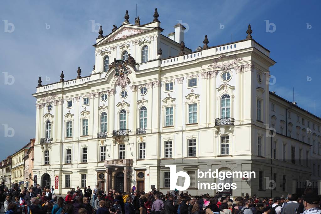 Prague, the capital of the Czech Republic, crossed by the river Vltava or Moldau in German. 1,295,000 inhabitants. Baroque City
Hrad Canske Square, Archiepiscopal Palace
