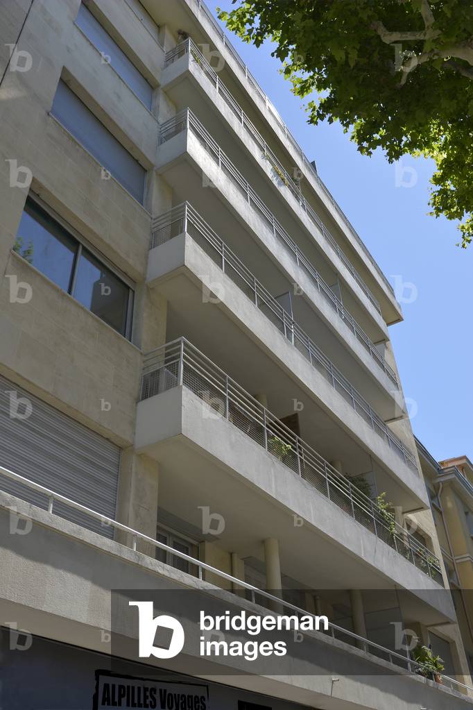 Building facade at 23 avenue Victor Hugo in Aix en Provence designed in 1936 (photo)