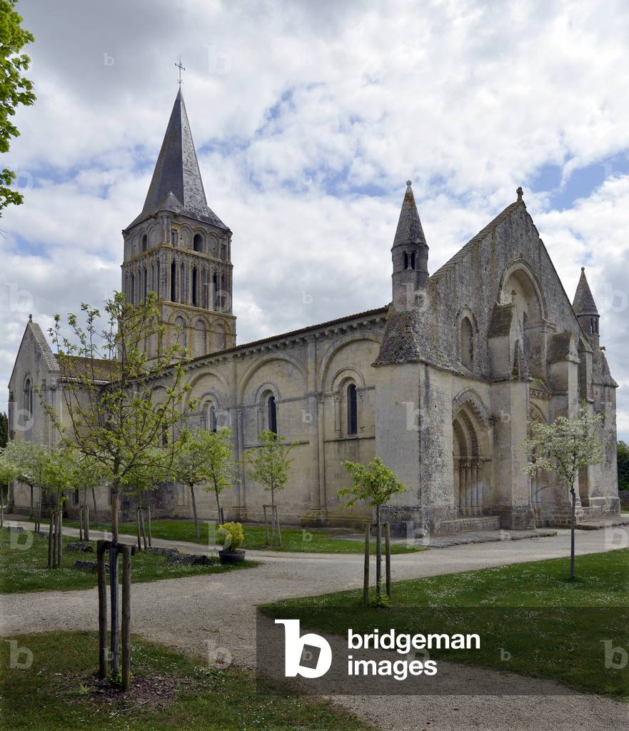 View of the western facade of the church of Saint Pierre (Saint-Pierre) d'Aulnay (17470), Charente-Maritime