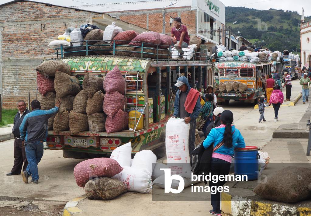 Shiva, bus, loading food for the walk, Sylvia, Colombia (photo)