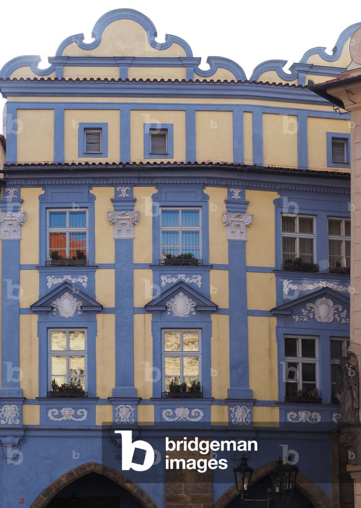 Prague, the capital of the Czech Republic, crossed by the river Vltava or Moldau in German. 1,295,000 inhabitants. Baroque City
Old Town Square, typical building