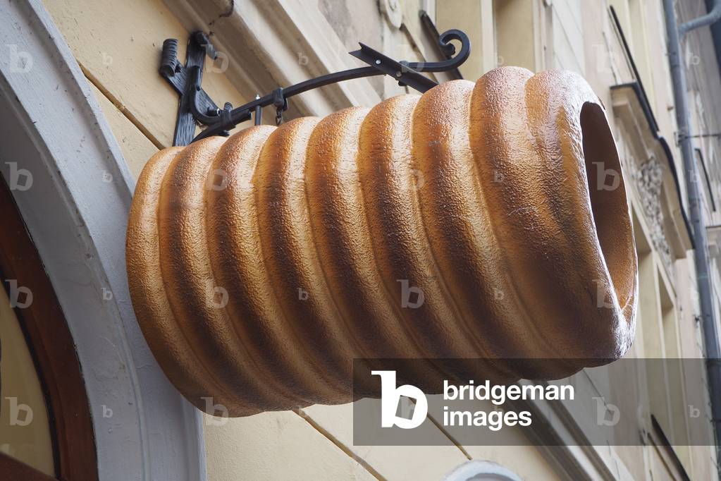 Prague, the capital of the Czech Republic, crossed by the river Vltava or Moldau in German. 1,295,000 inhabitants. Baroque City
Pastry sign. Trednik or Tredlo, Czech skating that can be eaten with natural or jam