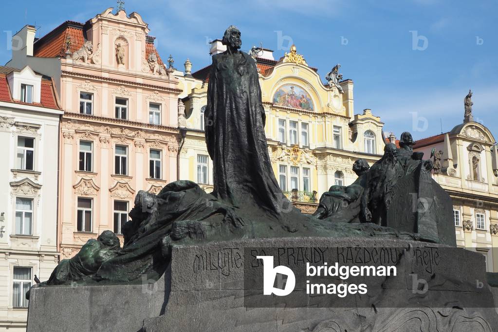 Prague, the capital of the Czech Republic, crossed by the river Vltava or Moldau in German. 1,295,000 inhabitants. Baroque town.
Monument to Jean Hus, (1369_1415) inaugurated in 1915 for the 500th anniversary of his death, square of the old city