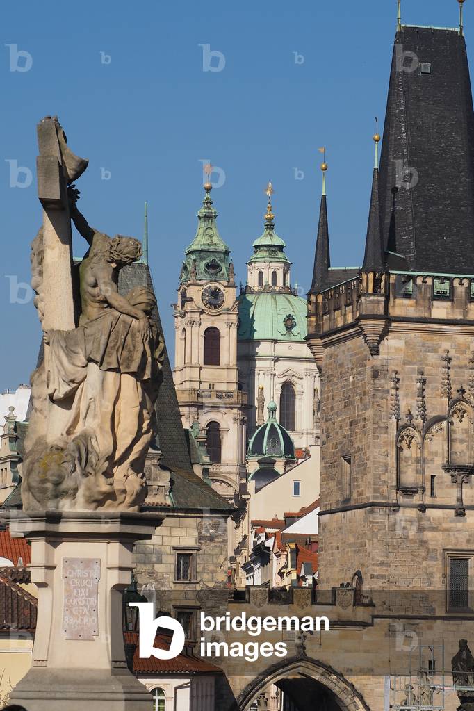 Prague, the capital of the Czech Republic, crossed by the river Vltava or Moldau in German. 1,295,000 inhabitants. Baroque City
Set of statues and church Saint Nicholas of Mala Strana