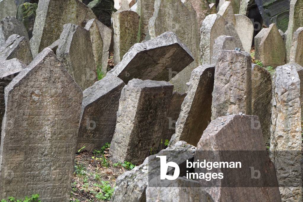 Prague, the capital of the Czech Republic, crossed by the river Vltava or Moldau in German. 1,295,000 inhabitants. Baroque City
Prague Jewish Cemetery, founded in the beginning of the 15th century, 12,000 steles decorated with Hebrous characters