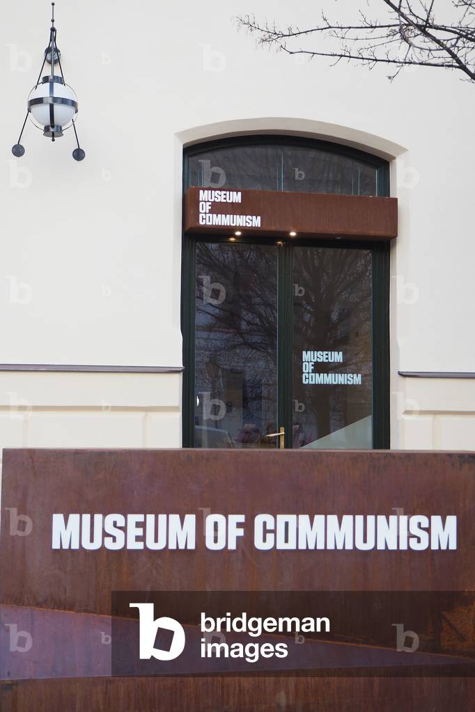 Prague, the capital of the Czech Republic, crossed by the river Vltava or Moldau in German. 1,295,000 inhabitants. Baroque City
Musee du Communisme, 1948-1989, communist period that ended with the Revelation of Velvet in November