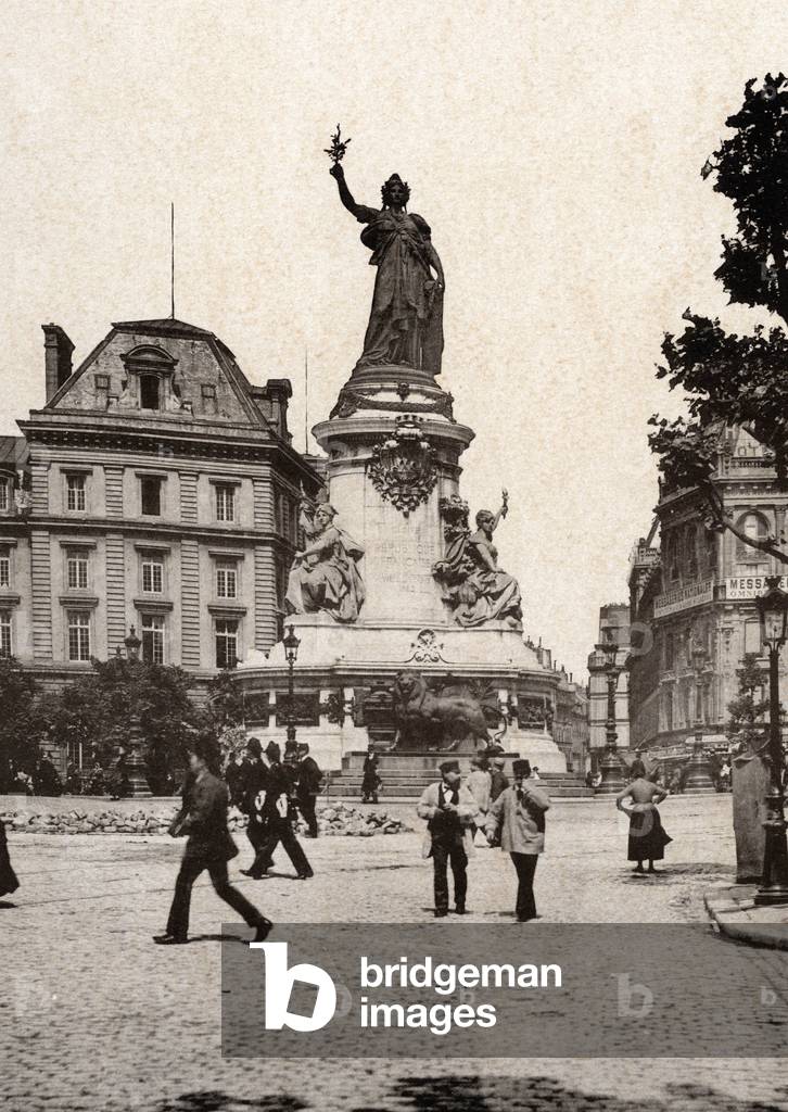 Place de la Republique in “Book Paris-Instantee