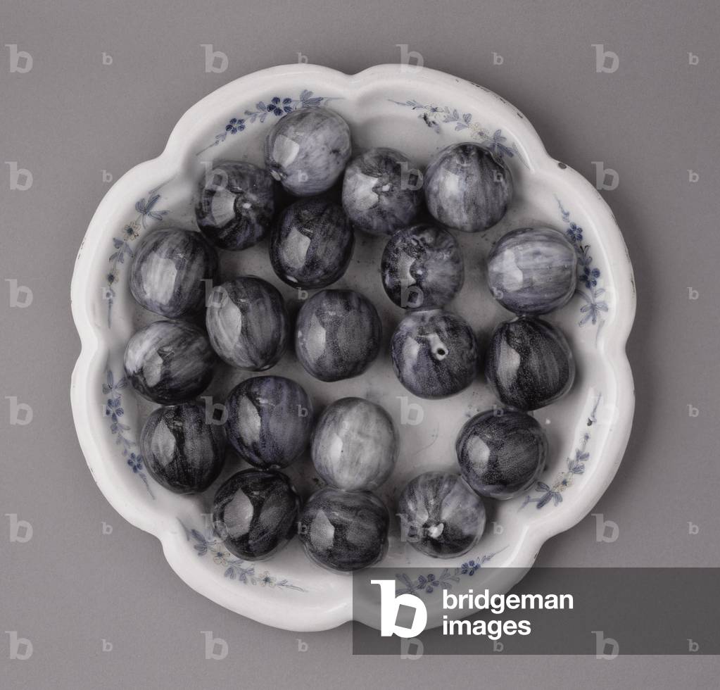 Faience Stannifere Trompe l'oeil Dish with Large Fire Design Polychrome Diameter 23 cm Musee Grobet Labadie Marseille