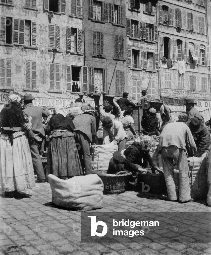 Shellfish merchants on the port of Marseille. Photography beginning of the 20th century. Municipal Archives of Marseille Inv 65 ii 5
