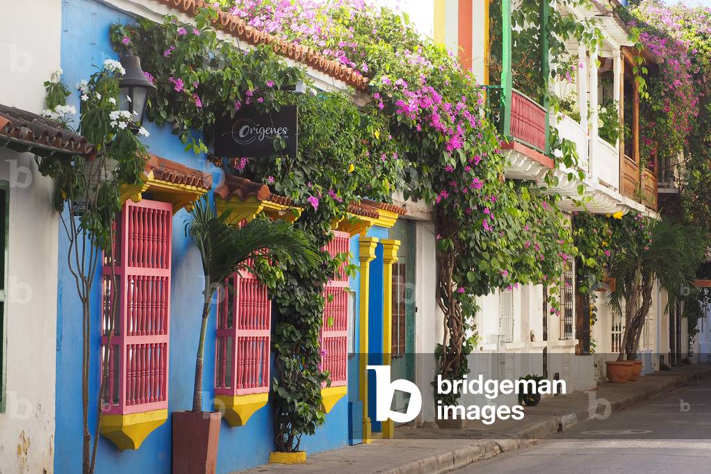 Colonial style architecture, Typical street, Cartagena de Indias, Colombia (photo)