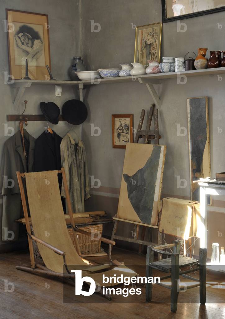 Ansicht von Gegenständen (Keramiktöpfe und Porzellangeschirr), die in den Stillleben von Cezanne, ihrer Kleidu