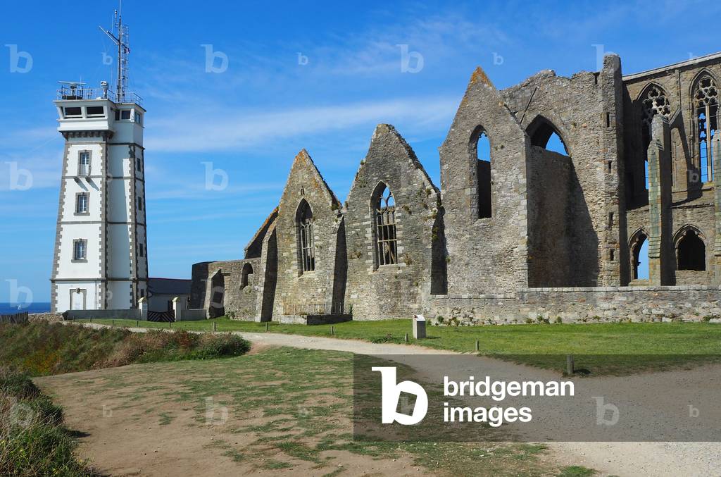 Site of the Pointe de Saint Mathieu, Romanesque Abbey XI and XII shekel, and Gothqiue XIII and XV shekel, Semaphore, Conquet, Finistre, France (photo)