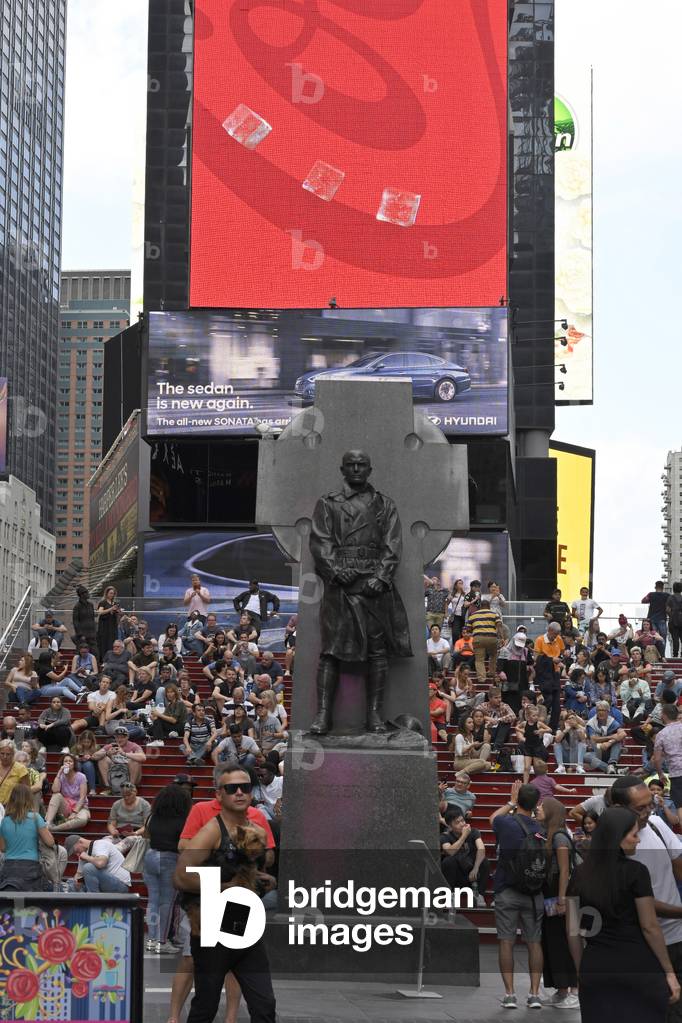 Statue of Francis Patrick Duffy, Times Square and Broadway, Manhattan, New York City, USA (photo)