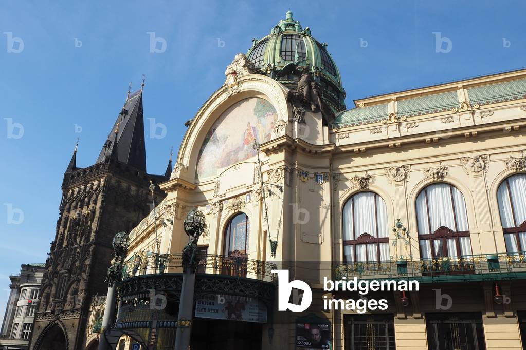 Prague, the capital of the Czech Republic, crossed by the river Vltava or Moldau in German. 1,295,000 inhabitants. Baroque town.
House of the Municipality and the Powder Tower of 1445, Gothic monument