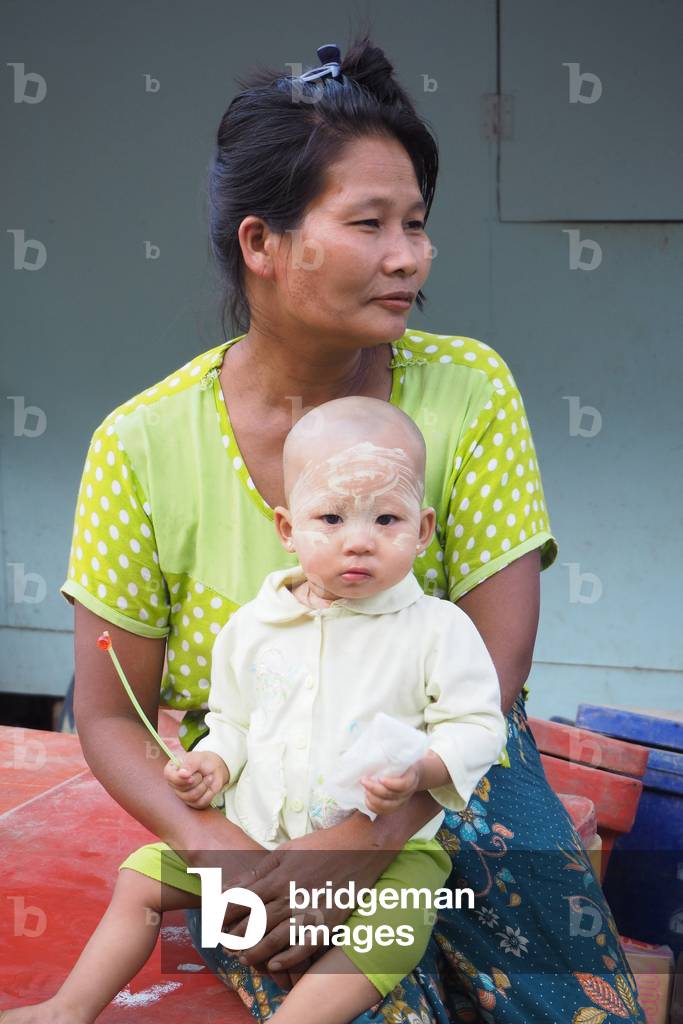 Myanmar - Burma: Ngapali, village on the Indian Ocean. Rakhine State. Gulf of Bengal. Mother and young child