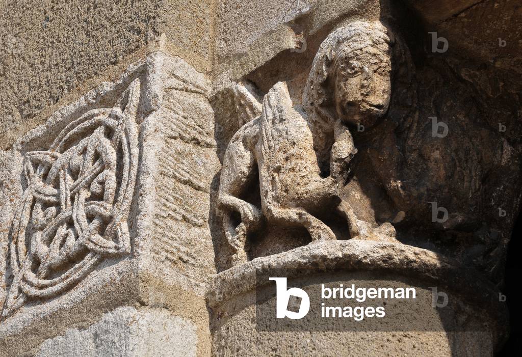 Fantastic bestiary. View of a capiteau, west facade of the church of Saint Genes (12th century) of Chateaumeillant, Cher (18370), France. Photography 2011