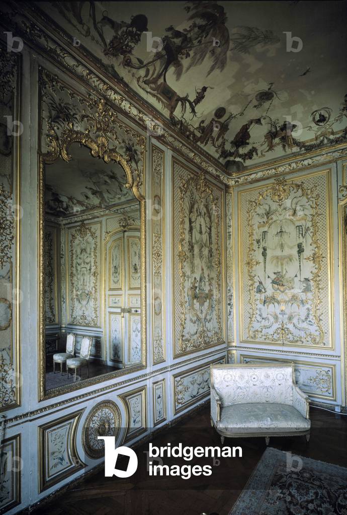 Architecture: view of the boudoir de la Grande Singerie realized in 1737 and decorates by Christophe Huet scenes representing monkeys and chinoiseries. Musee Conde, Chantilly