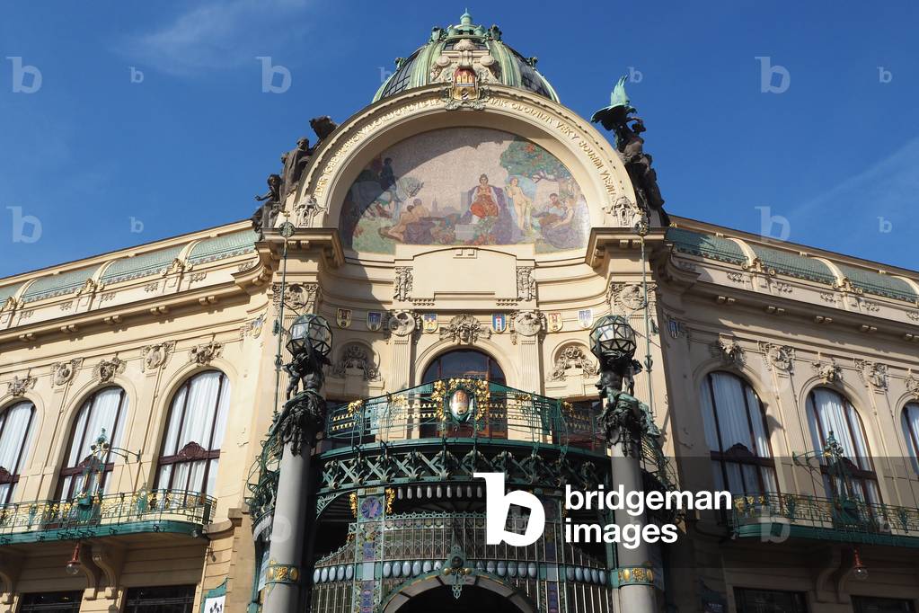 Prague, the capital of the Czech Republic, crossed by the river Vltava or Moldau in German. 1,295,000 inhabitants. Baroque town.
House of the municipality, concert hall, restaurant decorated by Alfons Mucha (1860-1939). Art Nouveau style.
Built between 1905 and 1912. Architects Antonin Balsanek and Oswald Polivka.