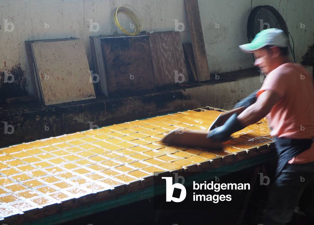 Around Barichara, small sugar cane extraction plant: The still hot juice is poured into mussels, Barichara, Colombia (photo)