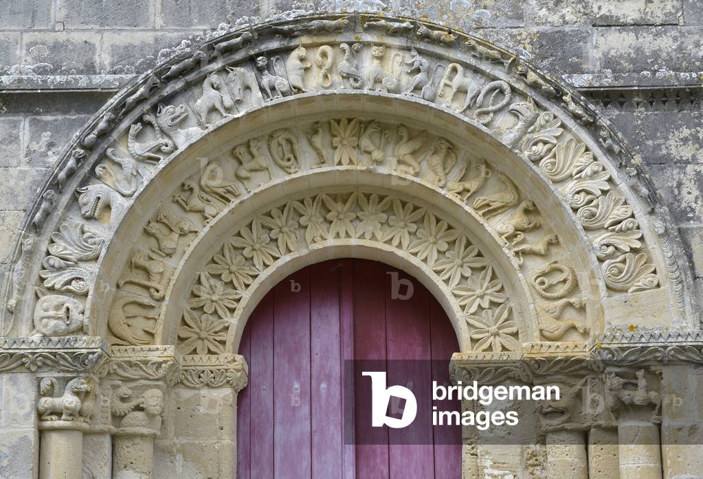Overview of the central portal of the church of Saint Bernard (Saint-Bernard) Contre (17470), Charente-Maritime