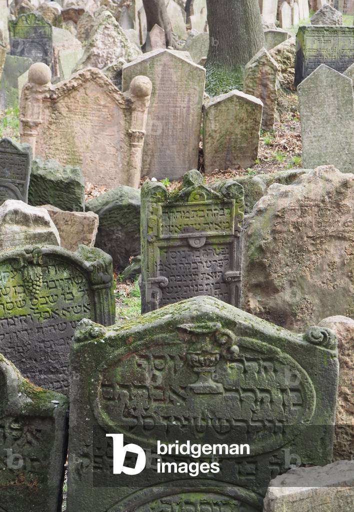 Prague, the capital of the Czech Republic, crossed by the river Vltava or Moldau in German. 1,295,000 inhabitants. Baroque City
Prague Jewish Cemetery, founded in the beginning of the 15th century, 12,000 steles decorated with Hebrous characters