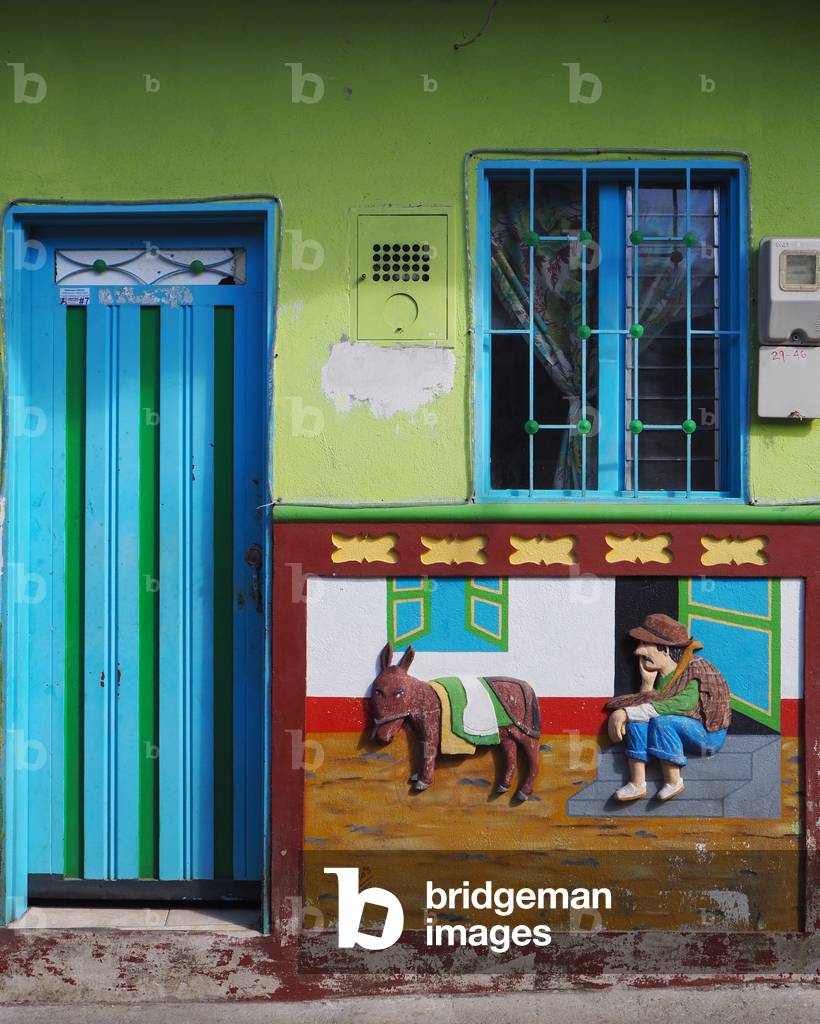 House painted and decorated, the Bas-reliefs “Zocales”, Guatape, Colombia (photo)