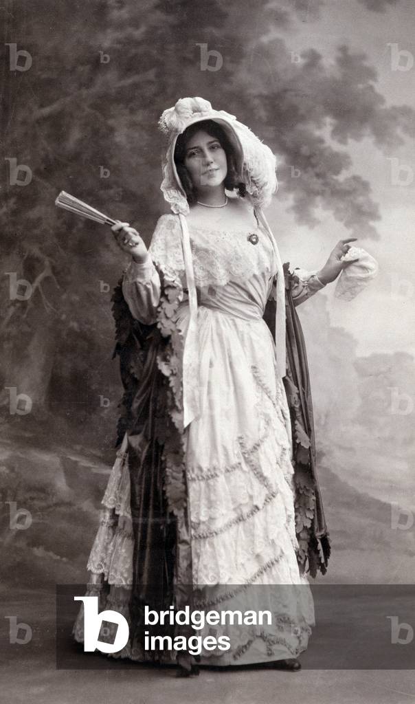 Lea Pirou in 1910. Portrait of a bourgeois woman with lime, hat, fan and purse (purse). Photograph by Paul Nadar (1856-1939), 1910. Dim: 19x27cm.