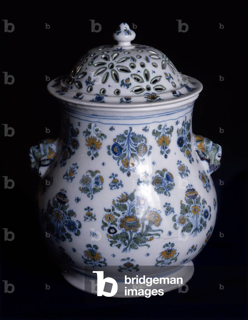 Rotten pot. Faience of great fire. Polychrome decoration of “” solanees””. Make Joseph Olerys (1697-1749), no date. Faience. Dim: 28,5x16cm. Musee de la faience in Marseille.