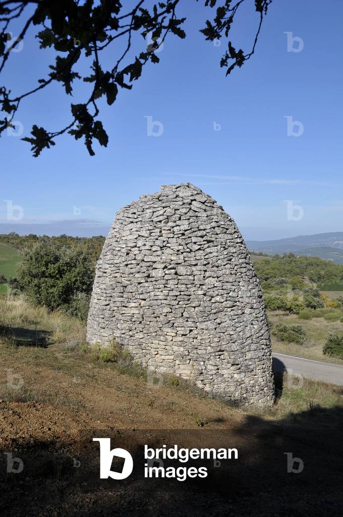 Borie on the plateau des Claparedes a Bonnieux (84480). dry stone cabin whose uses during the century are numerous. Agricultural, pastoral, tool hut, temporary habittaion, sheepfold... Vaucluse, Provence-Alpes-Cote d'Azur (Provence Alpes Cote d'Azur), France. Photography 2011