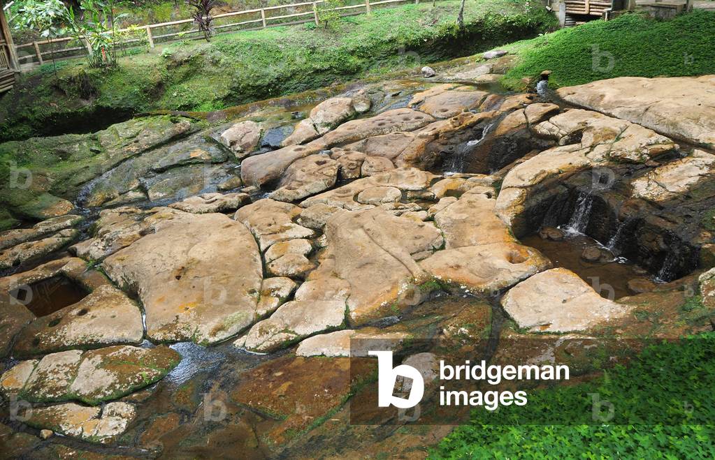 Archeological Park, Religious Monuments, Megalithes sculptures, Divinites and animals, Large complex of canals, basins and sculptures of human figures, reptiles, amphibians, San Augustine, Colombia (photo)