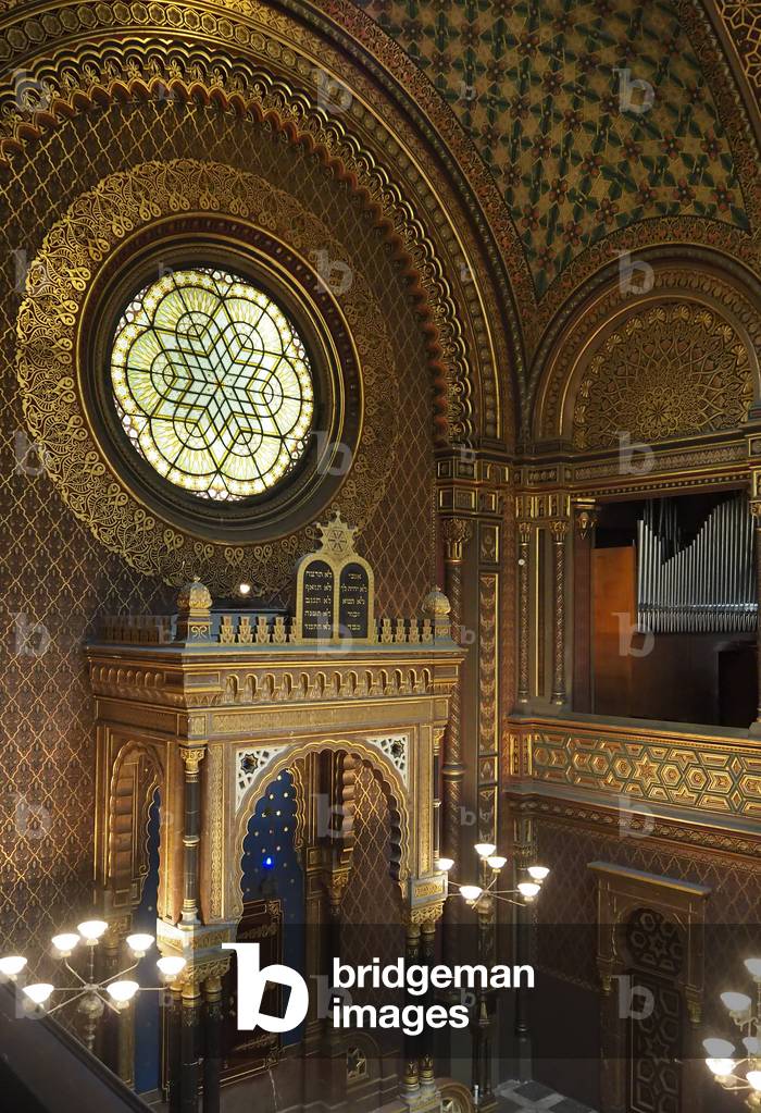 Prague, the capital of the Czech Republic, crossed by the river Vltava or Moldau in German. 1,295,000 inhabitants. Baroque City
Spanish Synagogue