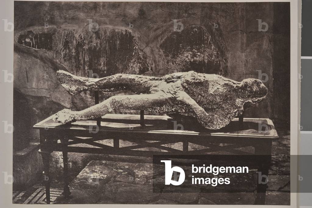 Petrifiee depouille exhumee in Pompei (Italy) - Photography, 1880-1900, original print (20x25 cm) by contact, excerpt from an ancient work on Naples, 19th century