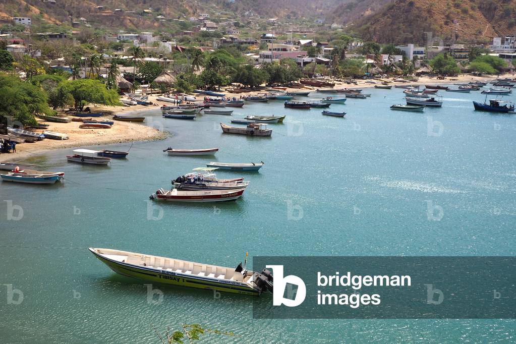 Village, beach and fishing boats, Taganga, Colombia (photo)