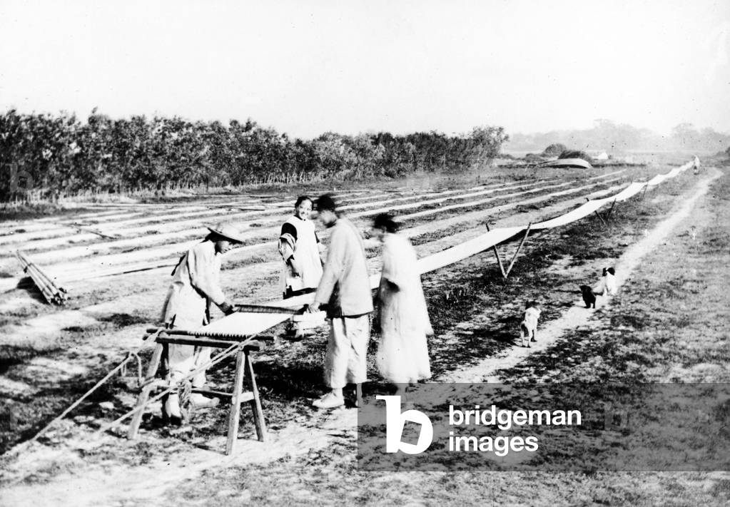 Chinese Weavers, c.1870-80 (b/w photo)