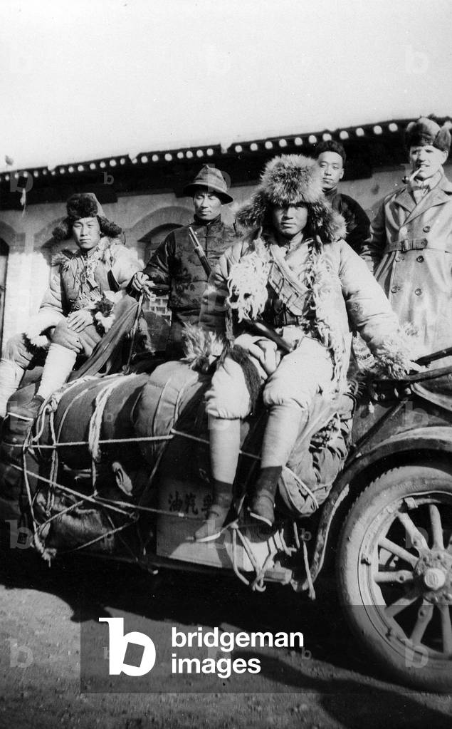 Refugees fleeing the Japanese invasion of Manchuria, c.1931 (b/w photo)